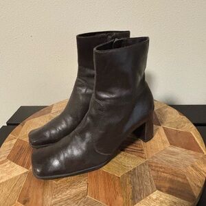 Vintage Brown Leather Heeled Boots with Chunky Heel